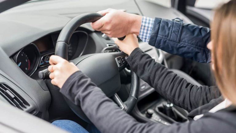 Car Driving Tips: कार चलाना इतना मुश्किल क्यों है? जाने गाड़ी चलाने का सही तरीका