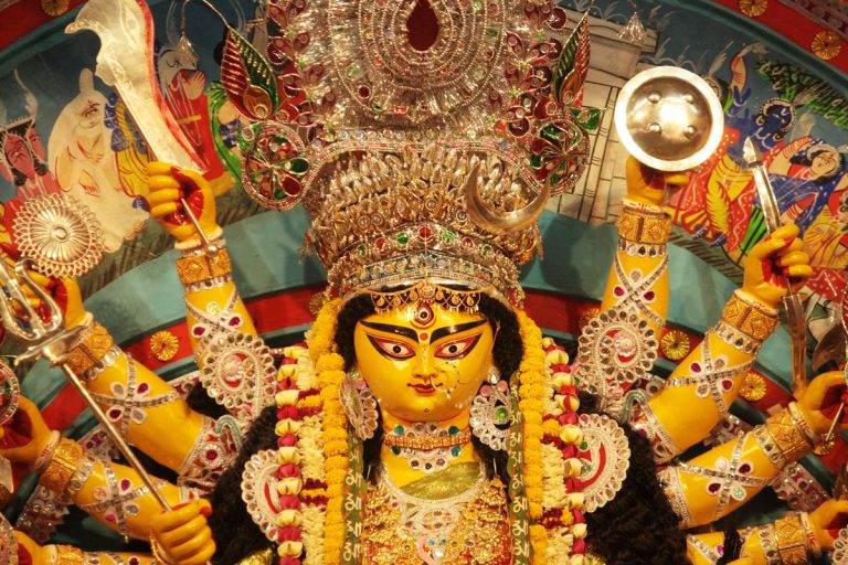 Muzaffarpur में पंडालों को अंतिम रूप देने में जुटे कारीगर, आज होगा बेल निमंत्रण पूजा, कल खुलेगा पट