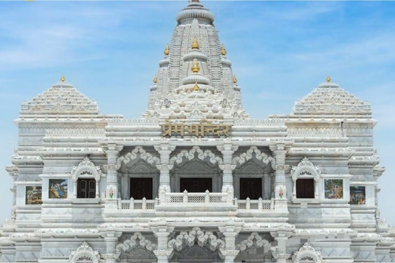 Durga puja 2023 : वृंदावन में निर्माणाधीन चंद्रोदय मंदिर के तर्ज पर खड़गपुर में बन रहा है पूजा पंडाल