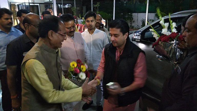 ज्योतिरादित्य सिंधिया ने राज्यसभा के लिए भरा पर्चा, शिवराज सहित कई नेता रहे मौजूद
