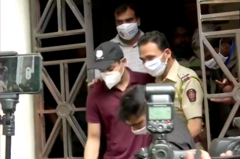 Sushant Singh Rajput Case: ड्रग्स मामले में रिया चक्रवर्ती का भाई शोविक और सैमुअल मिरांडा गिरफ्तार