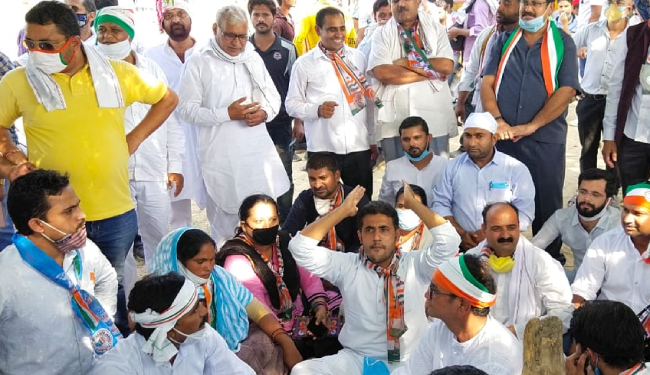 हाथरस की घटना को लेकर कांग्रेस और ‘भीम आर्मी’ ने किया प्रदर्शन, कांग्रेस ने पुलिस पर लगाया कार्यकर्ताओं को पीटने का आरोप