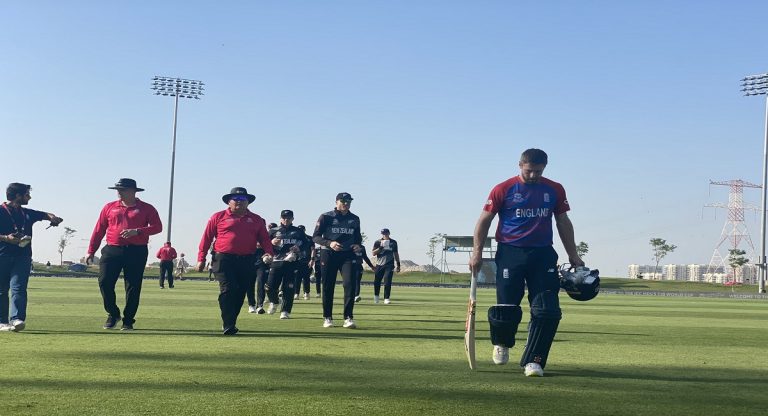 ENG vs NZ T20 WC: इंग्लैंड को 5 विकेट से रौंदकर न्यूजीलैंड पहली बार फाइनल में, मिशेल ने खेली तूफानी पारी ENG vs NZ T20 WC: इंग्लैंड को 5 विकेट से रौंदकर न्यूजीलैंड पहली बार फाइनल में, मिशेल ने खेली तूफानी पारी