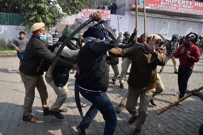 Farmers Protest : झड़प के बाद सिंघु बॉर्डर किले में तब्दील, किसी को प्रदर्शन स्थल पर जाने की अनुमति नहीं