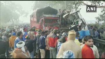 यूपी के मुरादाबाद में भीषण सड़क हादसा, ओवरटेक करने के चक्कर में भिड़े बस और ट्रक, 10 की मौत, मुआवजे का सीएम योगी ने किया ऐलान