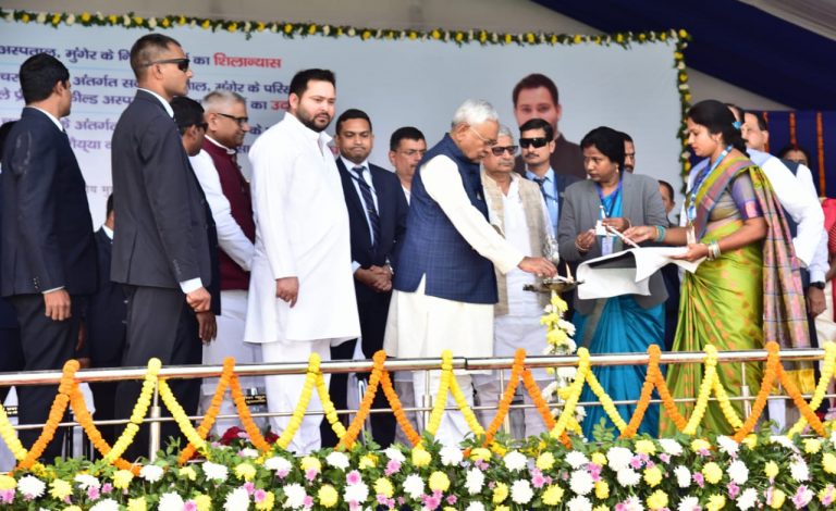 सीएम नीतीश कुमार ने मुंगेर में मेडिकल कॉलेज का किया शिलान्यास, ललन सिंह के लिए वोट भी मांगा