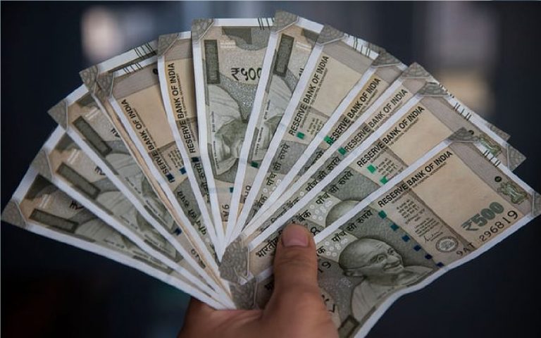 बढ़ता पारिवारिक ऋण