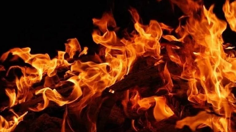 मकान में आग लगने से र‍िटायर्ड आईजी की मौत, बेटा और पत्नी गंभीर, लखनऊ के इंद‍िरानगर में रहता था पर‍िवार