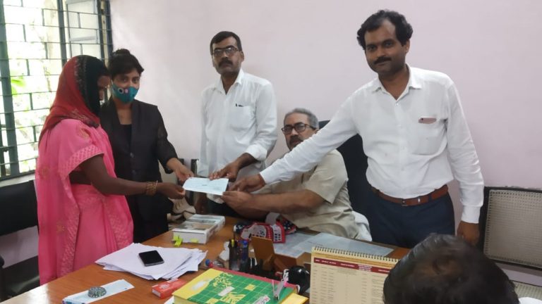 स्थायी लोक अदालत ने गढ़वा में 11 निवेशकों का पैसा दिलाया वापस, ग्रामीणों में खुशी