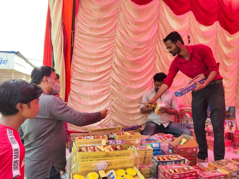 Diwali 2021: गोरखपुर के बाजारों में तलाशते रह जाओगे ग्रीन पटाखा, दुकानदार तक हैं अंजान