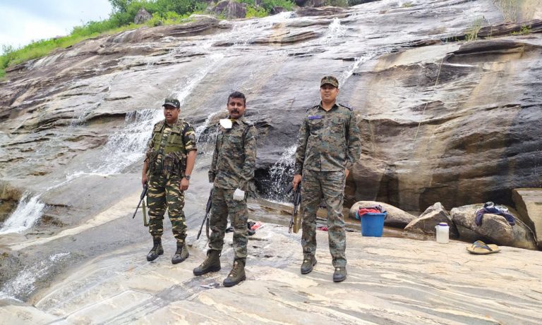 10 लाख के इनामी नक्सली कमांडर शनिचर के घर पहुंचे गुमला SP, परिजन से उसे सरेंडर कराने की अपील की