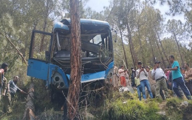 Himachal Bus Accident: हिमाचल प्रदेश में बस खाई में गिरी, 40 यात्री घायल