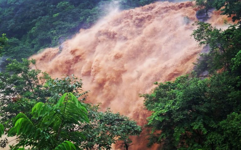 पश्चिमी सिंहभूम : लगातार हो रही बारिश से उफनाई हिरनी फॉल, पर्यटकों को अपनी ओर खिंचती है तस्वीरें