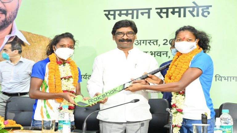 Jharkhand – ओलंपिक में मान बढ़ाने वाली झारखंड की बेटियां पहुंची घर, हेमंत सोरेन ने दिये 50-50 लाख, देखें Pics