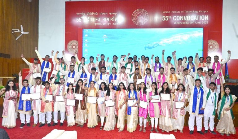 IIT कानपुर के 55वें दीक्षांत समारोह में 1360 छात्रों को मिली डिग्री, चीफ गेस्‍ट रहे डॉ देवी प्रसाद शेट्टी