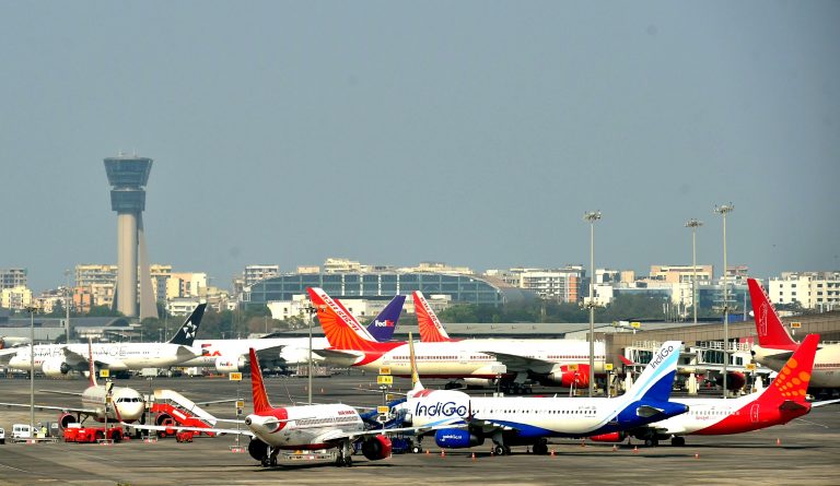 Lucknow News: कस्टम विभाग की बड़ी कार्रवाई, अमौसी एयरपोर्ट पर पकड़ा डेढ़ करोड़ से अधिक का सोना