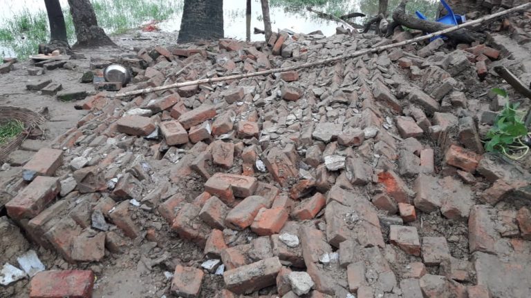 सीतामढ़ी में बारिश के दौरान दीवार गिरने से तीन मासूम की मौत, कोहराम