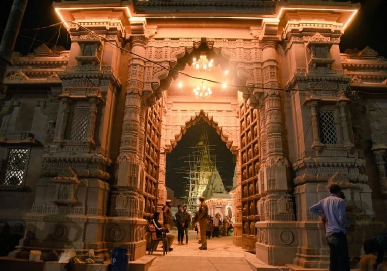 Varanasi News: काशी विश्वनाथ धाम में पहुंचे झारखंड के तीन संदिग्‍ध, सुरक्षा एजेंसियां अलर्ट, पूछताछ जारी