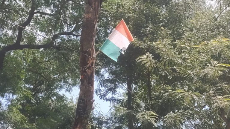 Exclusive: अलीगढ़ कलेक्ट्रेट से 100 कदम दूर लहरा रहा फटा हुआ तिरंगा, 3 साल की जेल और जुर्माने की है सजा