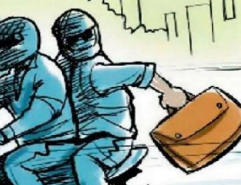 गिरिडीह : पाइप कंपनी के कर्मी से लूट, दो हिरासत में