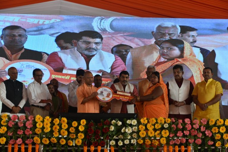 Gorakhpur : सीएम योगी ने वनटांगियों के संग मनाई दीपावली, वनवासियों को दिया153 करोड़ का ‘ गिफ्ट ‘