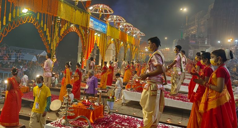 देव दीपावली पर वाराणसी के गंगा घाट से ‘बेटी बचाओ, बेटी पढ़ाओ’ का संकल्प, सालों पुरानी परंपरा रही कायम