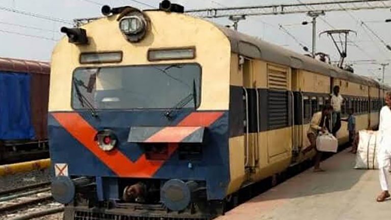 Indian Railways / Train News : अब ट्रेनों को मेंटेनेंस के लिए नहीं भेजना होगा झाझा, गया मेमू शेड में शुरू हुआ ट्रेनों का मेंटेनेंस