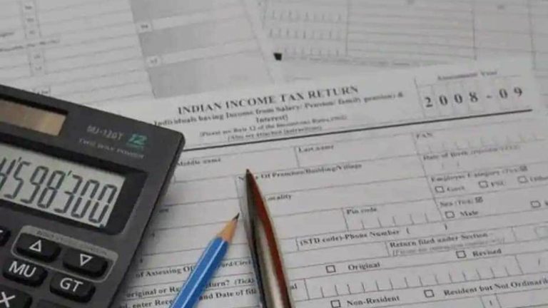 Income Tax Return: नया या पुराना किस स्लैब में भरें इनकम टैक्स? समझे पूरी बात नहीं तो गलती कर देगी कंगाल