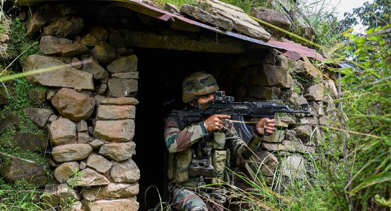 Jammu-Kashmir Encounter: कुलगाम में 2 आतंकी ढेर, 24 घंटे में सेना ने 3 आतंकी मार गिराए