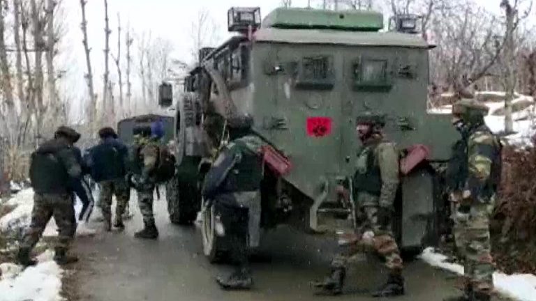 Jammu Kashmir: कुलगाम के रहने वाले ड्राइवर को आतंकियों ने मारी गोली, अस्पताल में हुई मौत