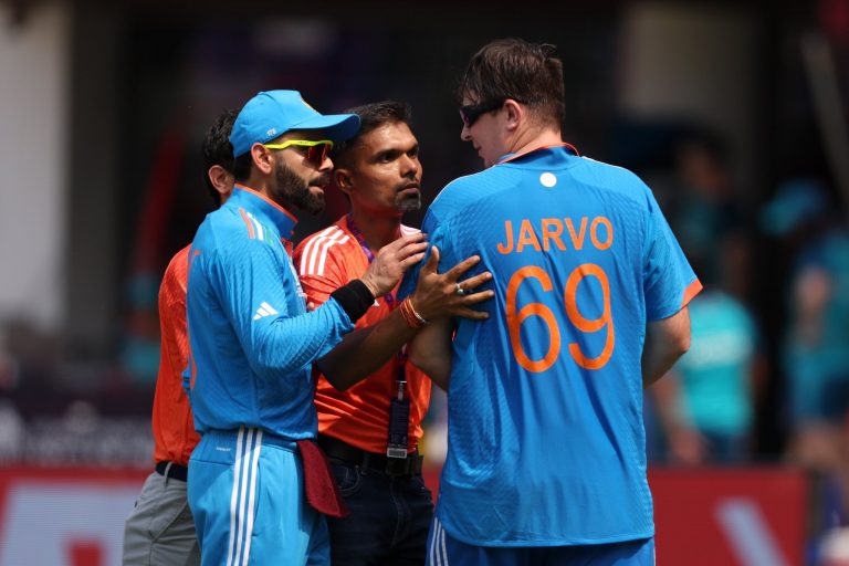 PHOTOS: ‘जारवो 69’ ने भारत-ऑस्ट्रेलिया मैच में कर दी ऐसी हरकत, भड़के विराट कोहली और केएल राहुल