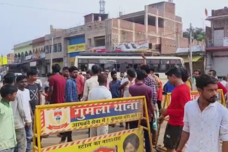 गुमला में स्वतंत्रता दिवस से पहले माहौल बिगाड़ने की कोशिश, शिव मंदिर में फेंका आपत्तिजनक सामान, सड़क जाम