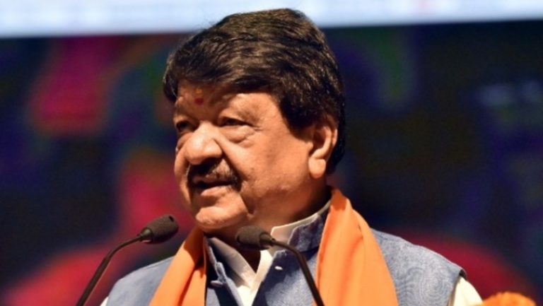 अभिषेक बनर्जी पर डायरेक्ट हमले तेज, BJP नेता कैलाश विजयवर्गीय ने दिखाई ‘स्कैम लिस्ट’, खोला डर्टी कनेक्शन का राज
