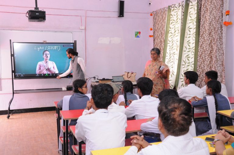 IIT Kanpur ने ग्रामीण क्षेत्र के बच्चों के लिए शुरू की स्मार्ट क्लास, पढ़ाई का नया अंदाज जीवन में लाएगा बदलाव