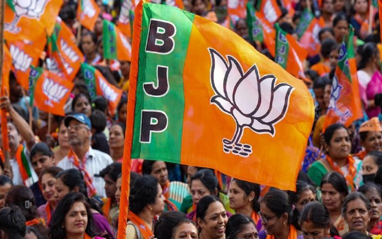 Karnataka Election: बीजेपी की पहली सूची जारी होते ही शुरू हुआ बवाल, किसी ने पार्टी छोड़ी तो कोई बहा रहा आंसू