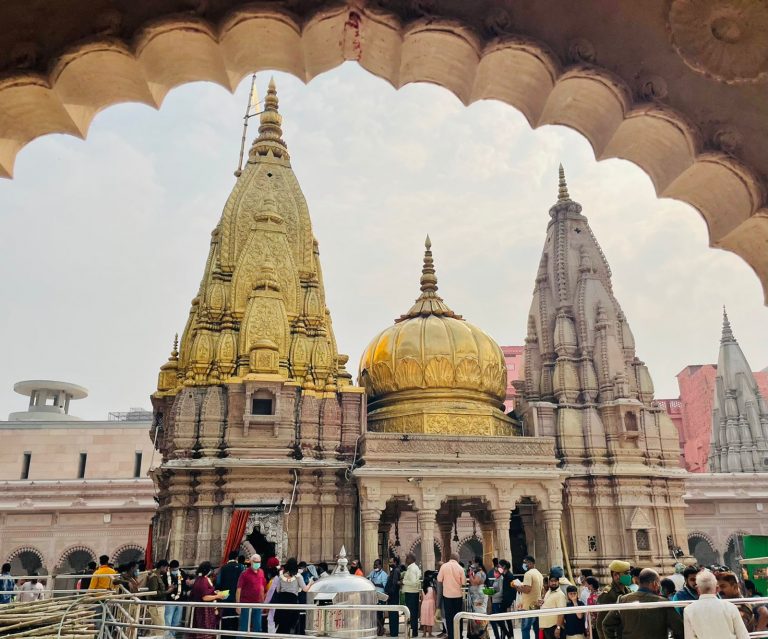 Kashi Vishwanath News: श्री काशी विश्वनाथ धाम में लगाया जा रहा था दरवाजा, मुस्लिम पक्ष ने रुकवा दिया काम