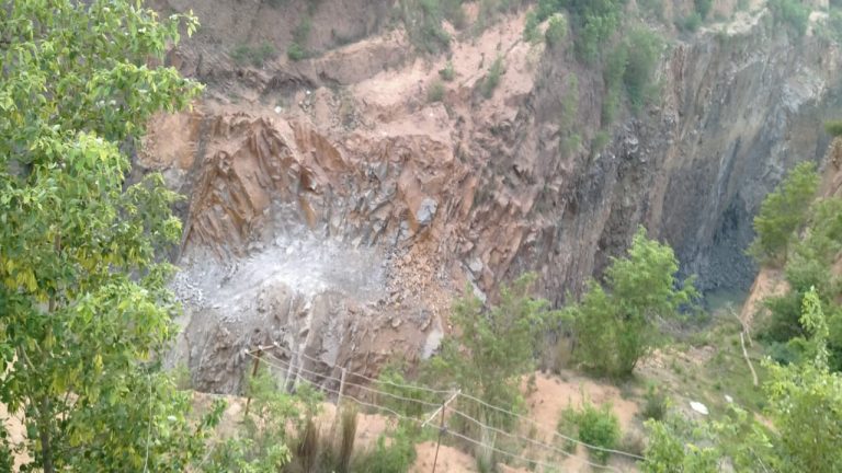 कोडरमा के बटियो नदी के पास पत्थर खदान में हादसा, एक मजदूर की हुई मौत, एक घायल