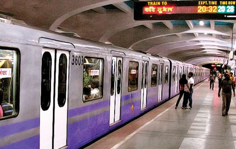 Kolkata Metro : तकनीकी खराबी के कारण  कोलकाता मेट्रो परिसेवा रही ठप, यात्रियों की बढ़ी परेशानी