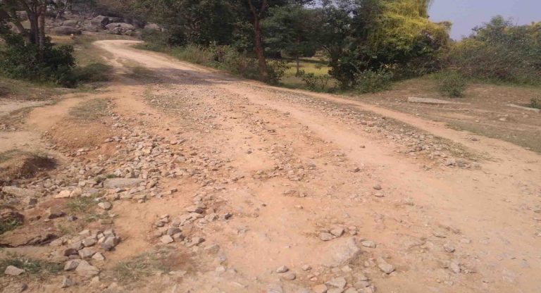 Bettiah के खैरपोखरा से एकडेरवा जाने वाली सड़क डेड लाइन समाप्ति के बाद भी नहीं बनी, लोगों की बढ़ी परेशानी