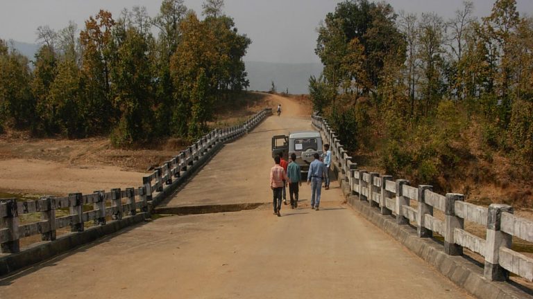 गांव की सरकार : गुमला का लोंगा पुल बना चुनावी मुद्दा, 11 साल से टेढ़े पिलर को लेकर ग्रामीण पूछने लगे सवाल