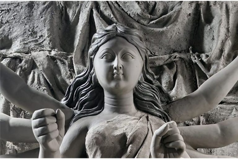 Durga Puja 2023 : बेलूड़ युवा समाज का संदेश- विकास की उड़ान जरूर भरें, लेकिन अपनी जड़ों से न हों दूर