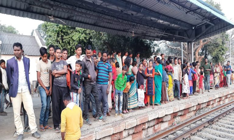 IRCTC/Indian Railways News : सेल्फी लेना छात्र को पड़ा महंगा, स्टेशन पर हाईटेंशन तार की चपेट में आने से गयी जान