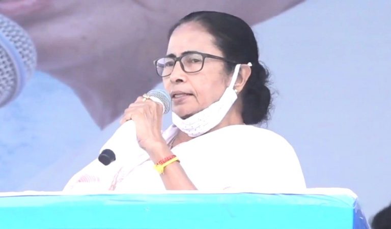 हुगली से ममता बनर्जी ने भरी हुंकार, आमाके चेने ना, आमाके बंदूक देखाले आमी बंदूकेर संदूक देखाबो