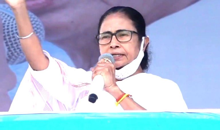 मुख्यमंत्री ममता बनर्जी ने कहा, अवैध आधार कार्ड रद्द करने के नाम पर एनआरसी लागू करने की हो रही साजिश