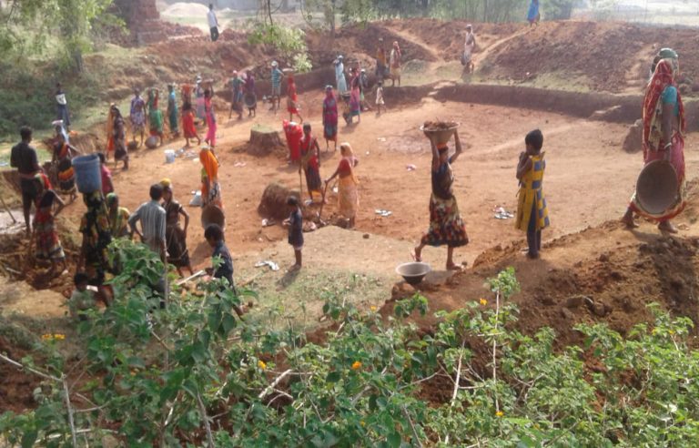 गोमिया में मनरेगा के कार्य ने पकड़ी रफ्तार, 1000 प्रवासी मजदूरों को भी मिला काम