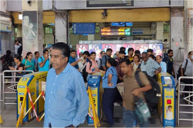 Kolkata Metro : यात्रियों के साथ रवीन्द्र सरोवर पर फंसी मेट्रो, सेवाएं बाधित