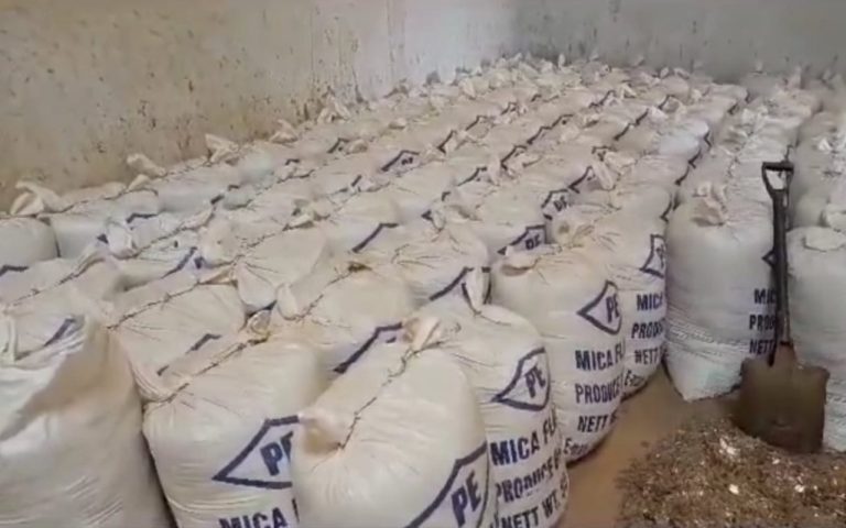झारखंड : कोडरमा के 2 माइका गोदाम में छापेमारी, खनन टास्क फोर्स ने किया सील, कई सामान जब्त