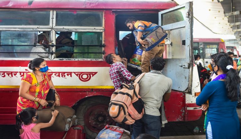 छोटे लॉकडाउन का बड़ा असर : दिल्ली से भारी संख्या में घरों को लौट रहे प्रवासी मजदूर, एक दिन में यूपी के लिए 77 हजार लोगों ने पकड़ी बस