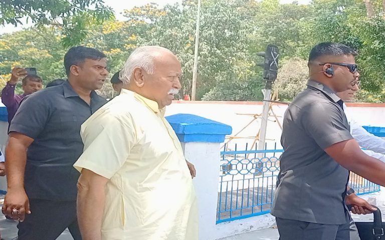 आरएसएस प्रमुख मोहन भागवत पहुंचे देवघर, स्थानीय कार्यकर्ताओं से किया संवाद, सत्संग आश्रम में आचार्य देव से मिले