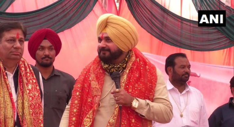 सीएम चन्नी फिर हमलावर हुए सिद्धू, बोले – पंजाब पर पांच लाख करोड़ रुपये का कर्ज और लॉलीपॉप बांट रही सरकार